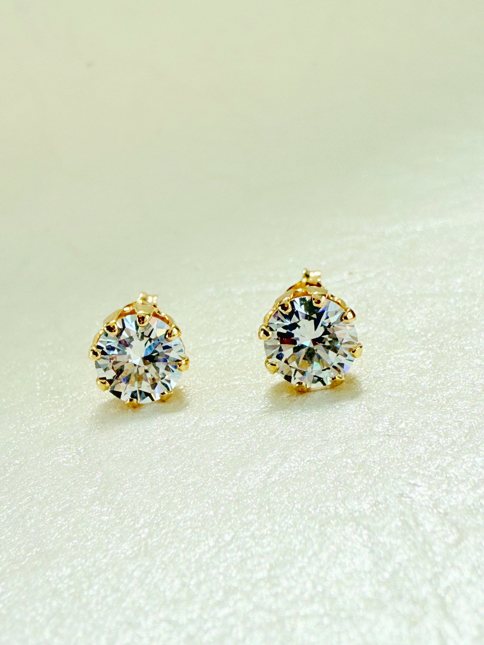 Sparkle Studs - Jewelry Maktub LLC